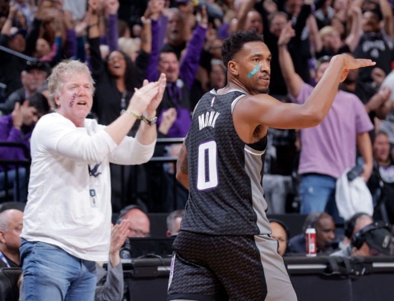  萨博尼斯制霸篮下国王主场复仇马刺