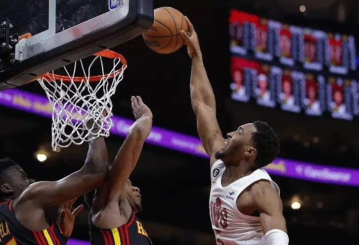  米切尔生涯新高50分骑士爆冷掀翻雄鹿  